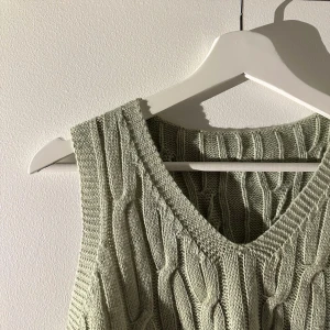 kroppad väst - Stickad ljusgrön väst i bra skick🌸