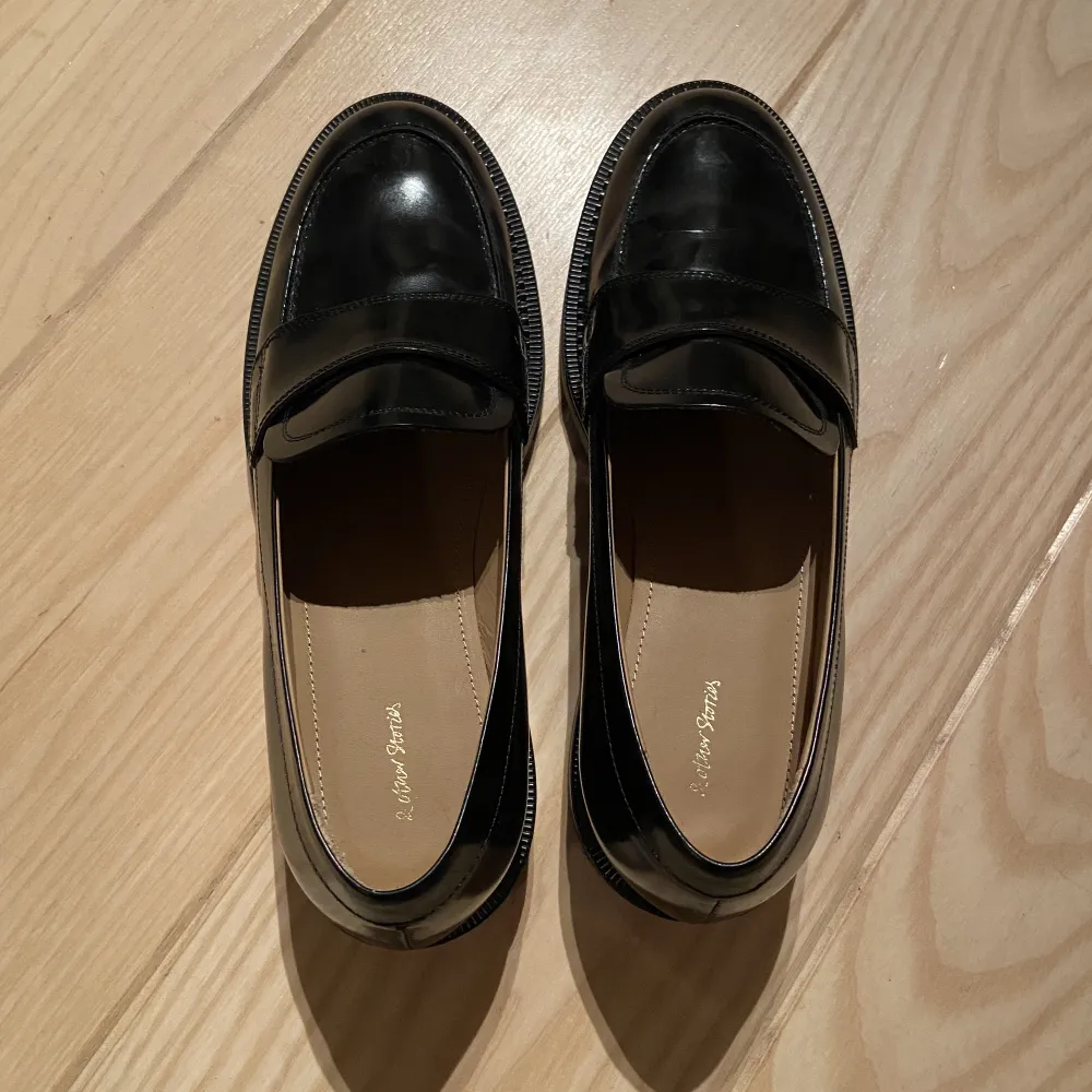 Stilrena och klassiska svarta loafers i läder. Endast använd en gång så dem nästan i nyskick. Nypris 1100kr.. Skor.