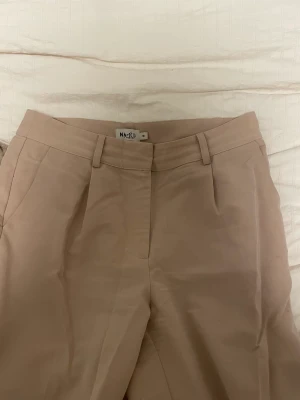Kostymbyxor beige NAKD - Kostymbyxor, vida, från NAKD, storlek 38. I princip nyskick. 