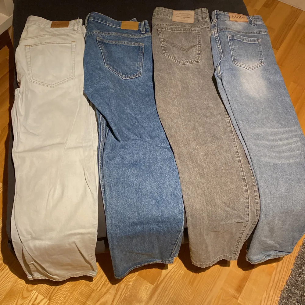 Vita weekday jeans(space) storlek 30/30, 200kr Blåa weekday jeans(space) storlek 29/30, 200kr Gråa mango jeans storlek 30/30, 200kr Ljusblåa Molo jeans 164cm, 200kr Köparen står för frakt, skicka dm för fler bilder eller frågor. Jeans & Byxor.