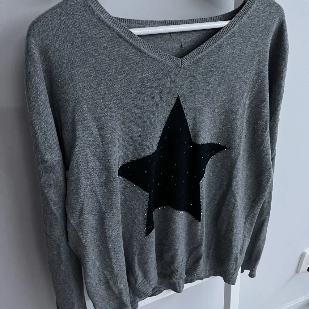 Säljer min grå, v-ringade, stickade tröja men en stjärna på med strass💞Den är ifrån saint tropez i storlek M. Priset är 120 kr. Frakt tillkommer💗. Stickat.