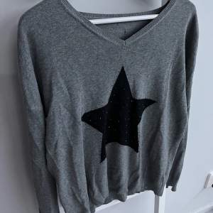 Säljer min grå, v-ringade, stickade tröja men en stjärna på med strass💞Den är ifrån saint tropez i storlek M. Priset är 120 kr. Frakt tillkommer💗