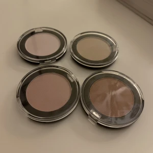 Ögonskuggor  - Olika ögonskuggor från okänt märke, dom är självklart oanvända! 10kr st eller alla för 30kr