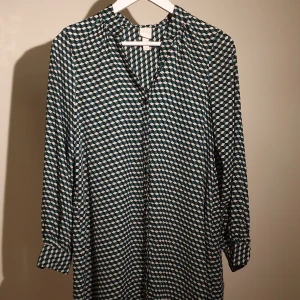 Klänning - Mönstrad klänning från HM, strl 36💚 Kommer inte med skärpet utan gillar bara att styla med det!!! Har fler bilder om det önskas😊