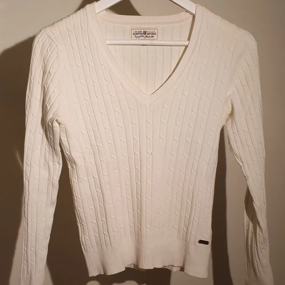 Stickad tröja från Hampton Republic🤍 Strl XS men passar även S bra (passar nästan mig som är M)😊 I fint skick!. Stickat.
