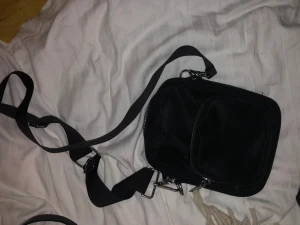 Svart väska - Väska med 2 fack och silverdetaljer.