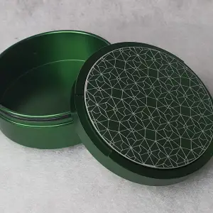 Nygraverad 3 delad aluminium snusdosa (bjudlock) . Metallic grön med unikt mönster på.