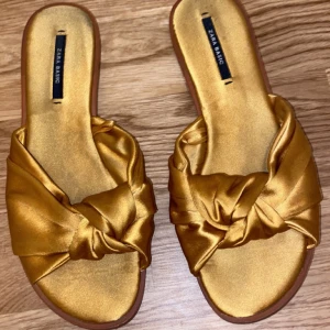 Tofflor zara  - Tofflor ifrån zara andvända 3 ggr I gulguldig färg 