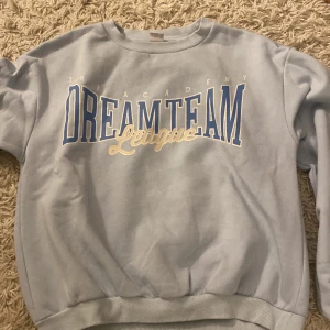 Sweatshirt  - Jag säljer min tröja från Lindex som jag inte använder längre. Jag har bara använt den ca två gånger och den är i bra skick. Nypris: 299 kr