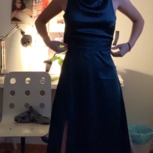 Balklänning - Jättefin bal/aftonklänning, aldrig använd på grund av Corona dessvärre! Satin maxiklänning i grönt med prislapp kvar, slits vid höger ben samt jättefin låg rygg🥰 stl 36 frakt tillkommes 