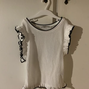 Zara topp - Säljer denna snygga topp från zara!! Storlek s men passar mig som är XS. Använd fåtal gånger 💗💗