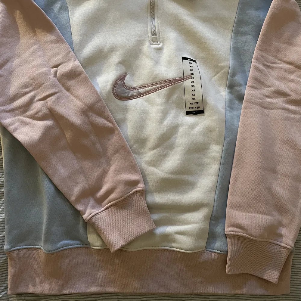 Nike sweatshirt från zalando, oanvänd med prislapp. storlek XS, men oversize. Slutsåld på zalando. Köparen står för frakt . Hoodies.