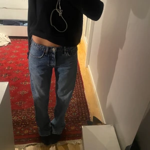 Zara jeans - Raka jeans från zara. Det är midwaist. Super fina men kommer inte till användning.