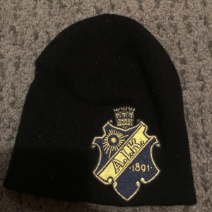 AIK mössa - Aik mössa som aldrig har använts , har legat i en byrålåda jättelänge och vill nu bli av med den