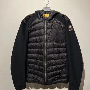 Parajumper - En parajumper cardigan. Säljs för att den är för liten. Den är i jätte bra skick 8/10. Köpt på NK i Stockholm. Säljer den för 2500kr. Ordinarie pris ligger runt 4000kr