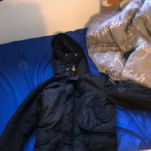 Parajumper - Fin bra och den har varit i Kemtvätt.