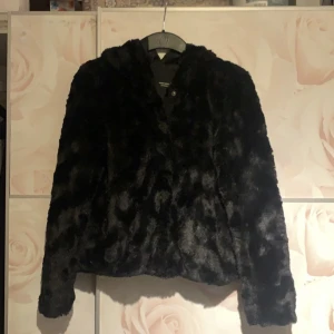 Svart puffig vinterjacka - Svart puffig höst/vinterjacka 