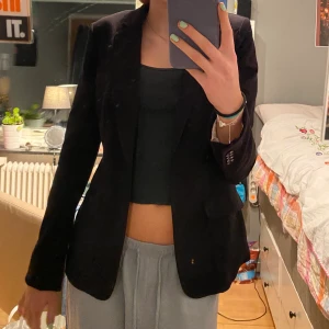 Kavaj - Superfin kavaj från hm som sitter relativt koppsnära. Passar superbra när man behöver va lite mer uppklädd! storlek 38 men skulle passa bra på en 36 och möjligtvis 34 också beroende på hur man vill att den sitter💕