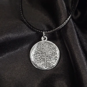 Halsband med Livets Träd! 🌳✨ - Egengjort halsband med Livets Träd berlock! 45cm långt, går att spänna kortare. Rostfritt! Livets träd har använts som symbol i urminnes tider inom flera religioner, länder och mytologier. Det finns mycket mer information online om ni är intresserade! ♡