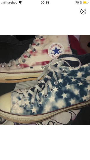 äkta converse. ⭐️  - TRYCK EJ PÅ KÖP NU.  äkta converse i använt men fint skick!  skador: blekning på platån och en liten fläck. kan gå bort om man försöker men jag har ej försökt. frakt tillkommer på 79kr ifall du ej kan mötas upp i Östersund! föredrar snabba affärer. Swish!