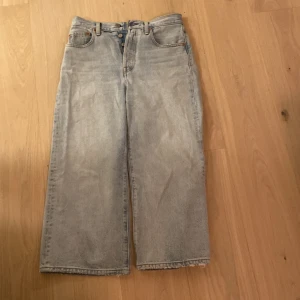 Levis  - Ett par vida Levis byxor. De är Levis premium och köpta för 1800kr. Byxorna är rib cage