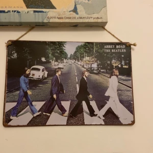 The beatles skyltar - jättecoola "skyltar" med the beatles. Dom är i plåt och har snörning bakom så man kan hänga upp dom, såsom jag gjort på bilderna 🥰 Ca 30x15 cm 