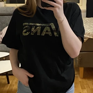 Vans T-shirt  - Svart T-shirt från Vans, använd en handfull gånger. Säljer då den inte är min stil längre. Storlek herr M