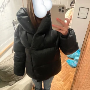 Vinterjacka!! - Säljer denna SJUKT snygga vinterjacka från Filippa K, nypris är 6700kr💗 storlek M