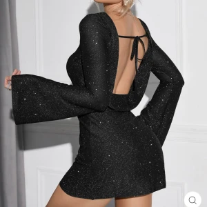 Glittrig klänning - Glittrig klänning i strl M från parthea.  Helt ny och oanvänd då den aldrig kom till användning.