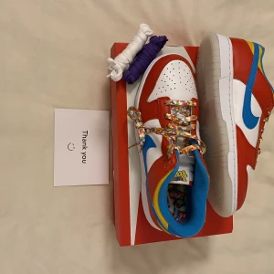 Nike Dunk Low ”Lebron James Fruity Pebbles” - Hej! Jag säljer ett par helt nya Nike Dunk Lows  i storlek 42,5 för 1750kr ink frakt 🚚 🔴 Fraktar samma eller dagen efter betalning  📦  Bara att höra av dig vid frågor😊