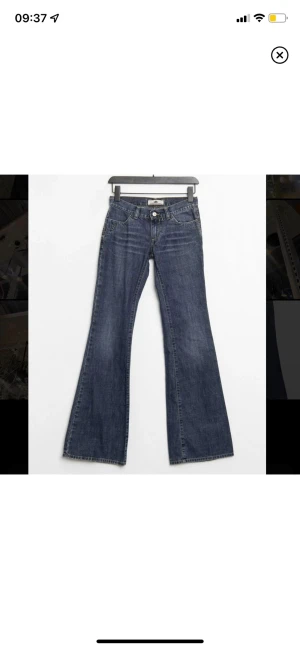 Fornaina jeans  - Super söta lågmidjade bootcut jeans från fornaina som jag tyvär behöver sälja då dom är för små på mig. Innerbenslängden: 86 cm midjemått: 74 cm. 