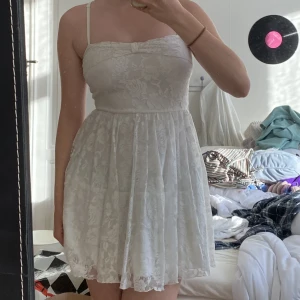 vit sommarklänning!! - suuuperfin sommarklänning! Tyvärr har den blivit för liten😢 