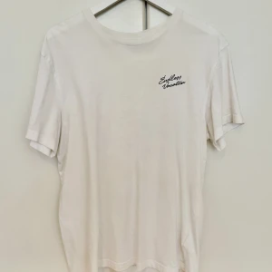 Tshirt - Vit T-shirt med tryck på ryggen