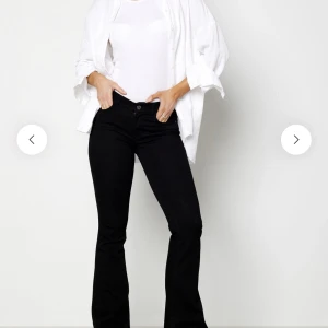 Oanvända low waist bootcut jeans - Helt oanvända low waist bootcut jeans från bubbelroom, med prislappen kvar. Byxornas ny pris är 649kr och jag säljer de då jag inte haft någon användning för de💞 Skriv för flera bilder eller frågor så fixar jag de😊