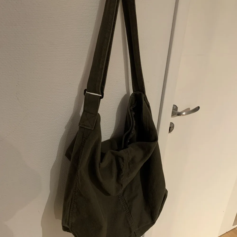 Säljer denna super snygga gröna tygväskan då den tyvärr inte kommer till användning. Köpte den för 500kr och den är knappt använd🫶🏼. Väskor.