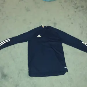 Adidas hoodie i dri fit material som är i väldigt bra skick 