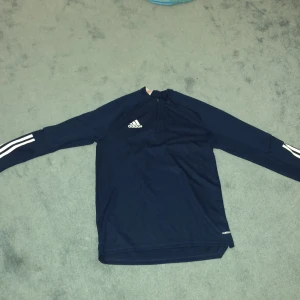 Adidas hoodie  - Adidas hoodie i dri fit material som är i väldigt bra skick 