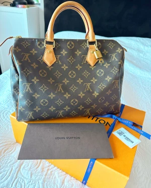 Louis Vuitton speedy 30 som ny - Jättefin Louis Vuitton speedy 30 med alla tillbehör samt originalkvitto.  Datumkod: BA3165  Kommer alltså med : Originalkartong med snöre och tags Lås med en nyckel Dustbag Originalkvitto från Louis Vuitton i kuvert   Kostar ca 79kr spårbart och försäkrat