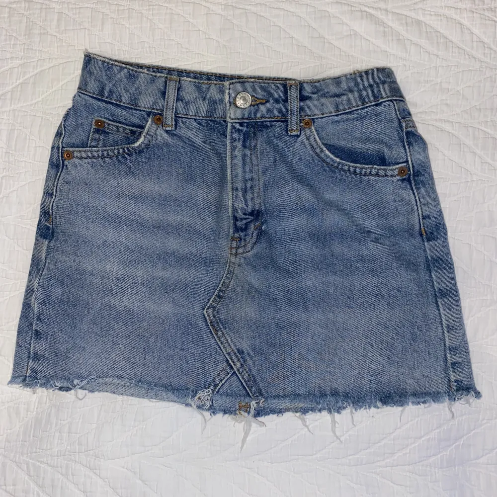 Söt jeanskjol från Topshop☺️ Den har inga lappar kvar men skulle säga att den är strl 30/32. Har ett litet hål bredvid gylfen som syns på sista bilden. 40kr+69kr frakt. Kjolar.