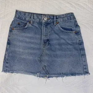 Söt jeanskjol från Topshop☺️ Den har inga lappar kvar men skulle säga att den är strl 30/32. Har ett litet hål bredvid gylfen som syns på sista bilden. 40kr+69kr frakt