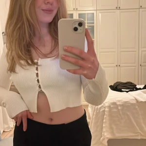 Långärmad topp - Ribbad långärmad topp i lite tjockare material från chiquelle. Bara använd en gång så i bra skick!