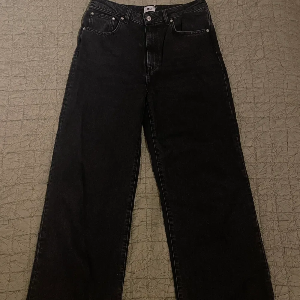 Ett par vida Jeans från Lager157. Endast använda två gånger. I storlek L men skulle troligen passa dig som bär M. . Jeans & Byxor.