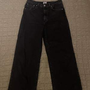 Ett par vida Jeans från Lager157. Endast använda två gånger. I storlek L men skulle troligen passa dig som bär M. 