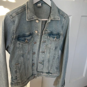 Jenas jacka  - Säljer denna fina blåa jeans jacka som knappt är använd, den är lite tajtare i modellen eller den är inte direkt overzise bara så ni vet men det är snyggt ändå😍