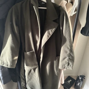 Mörkgrön kappa - Fin mörkgrön kappa, lite varmare!! Knappt använd :)