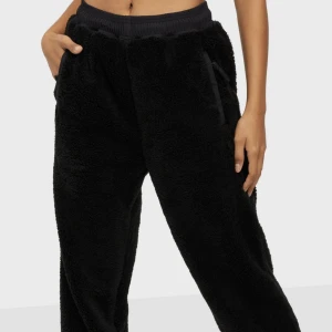 Carhartt Teddy byxor - Hej! Säljer nu mina sjuuukt mysiga Carhartt byxor som är köpta förra vintern! Jag köpte dessa i ord. pris 1.249kr på Nelly.com. Och säljer nu dom för 500kr plus du står för frakten!🖤 Byxorna är i topp skick, knappt använda och inte tvättade många gånger.