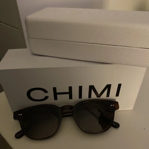Säljer chimi solglasögon - Säljer mina snygga chimi 01 Tortoise solglasögon då jag har tröttnat på dom. De är dessutom i bra skick  Ny pris 1200  Kvitto finns och köparen står för frakt  Skriv för mer bilder!