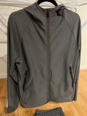 Hugo Boss Tracksuit M - Hugo Boss Tracksuit Storlek M Köptes ny för 2900kr  Säljes komplett för 1500