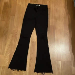 Boot cut jeans från Ginatricot  - Boot cut jeans från Ginatricot som jag tyvärr inte använder längre 