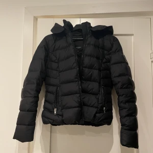 Rock and blue jacka - Det är en svart rock and blue jacka som jag har tagit bort pälsen på. Den köpte jag inför förra vintern men är nu för liten, men den har används en del men är fortfarande i bra skick. Har den i stl 40, är vanligtvis en 38 eller M, lite liten i storleken.